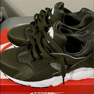Forest Green Huaraches size 7=women’s 8.5